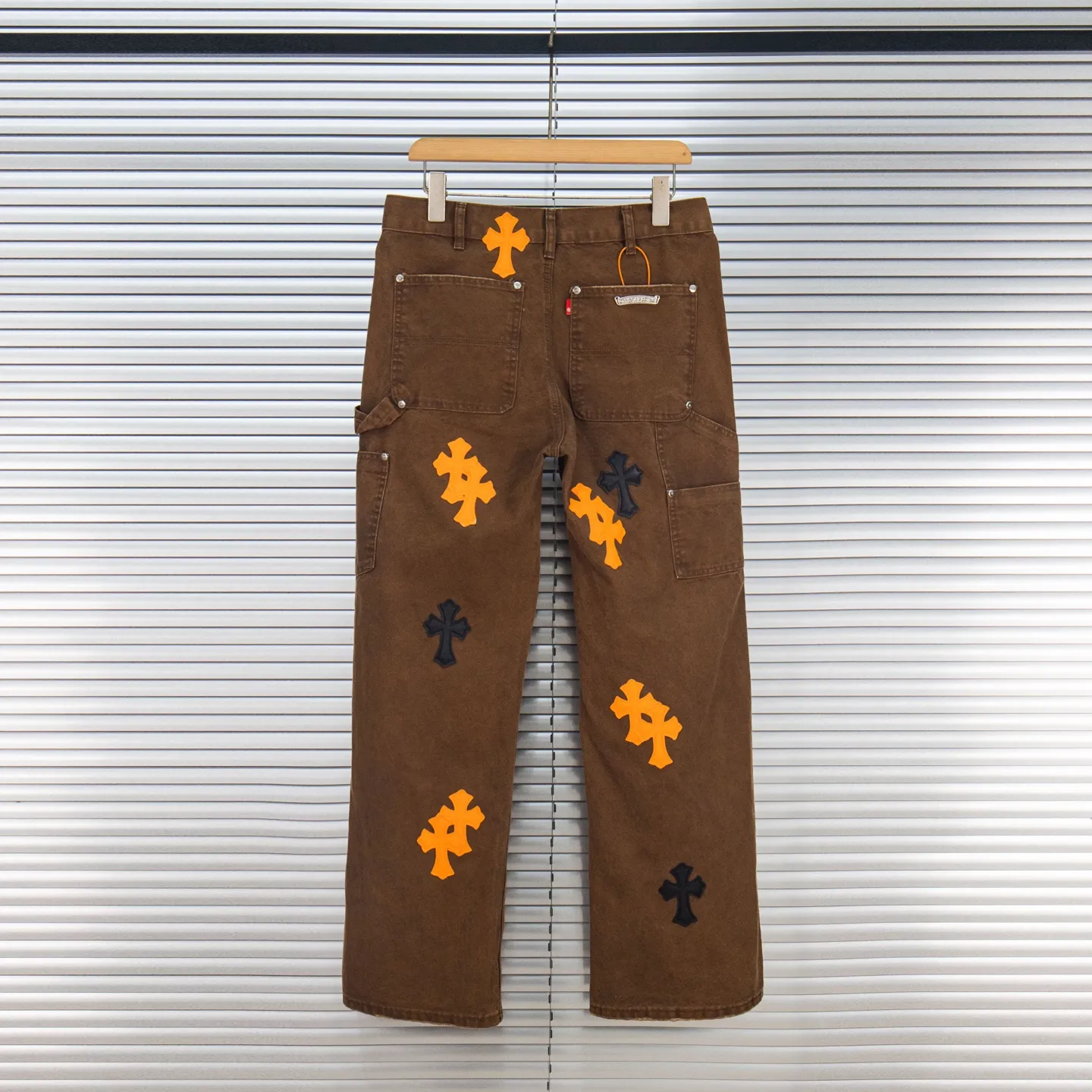 P290 Chrome Hearts Chrome Hearts Brown Logging Orange Multi-leather Jeans Multi-leather standard workwear jeans and jeans need to be washed and then disassembled and hand-stitched with sheepskin cross leather and then spliced to complete. The whole process is too complicated to describe. About Chrome Hearts This is an extremely luxurious fashion brand that can also be called the nobility of the high street. It has always been an exclusive brand for some hipsters or the second generation of rich people. Compared with ordinary high streets, it is more luxurious and noble. Compared with luxury brands, it is more fashionable and individual. It has always been a brand that I have a special liking for. Style number: 1787# Color: Brown Size: 28 30 32 34 36